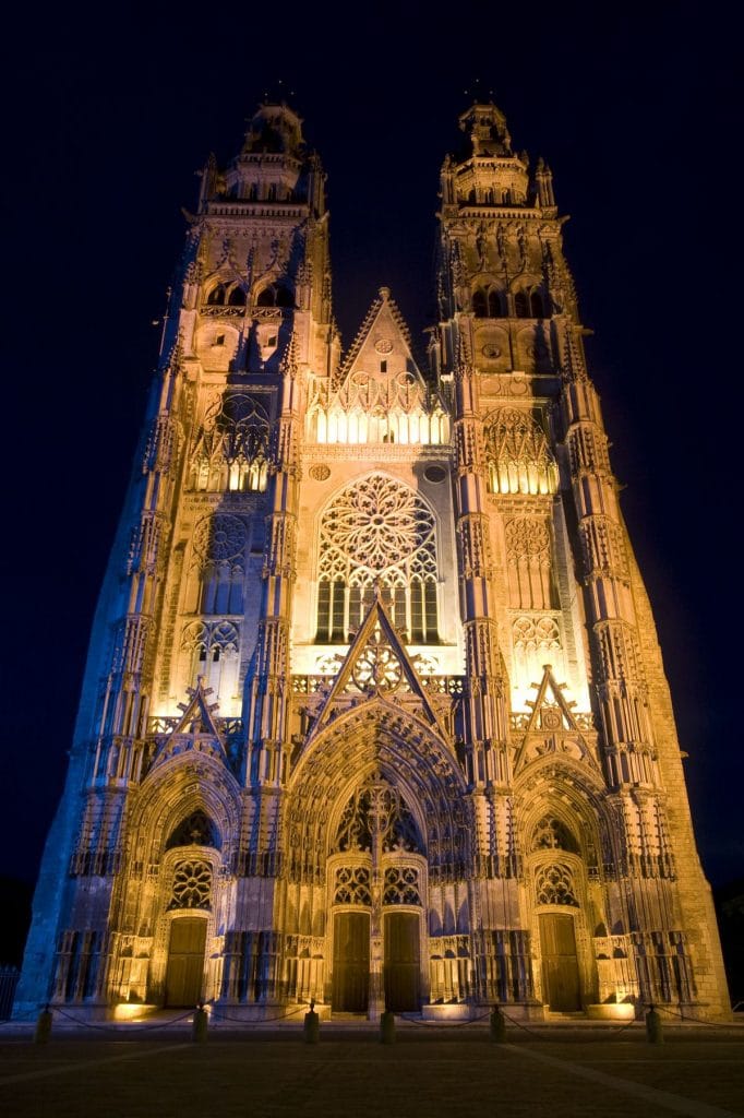 Tours-Cathedrale-Saint-Gatien-nuit